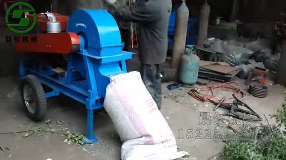 晨紅牌移動樹枝粉碎機客戶現場試機